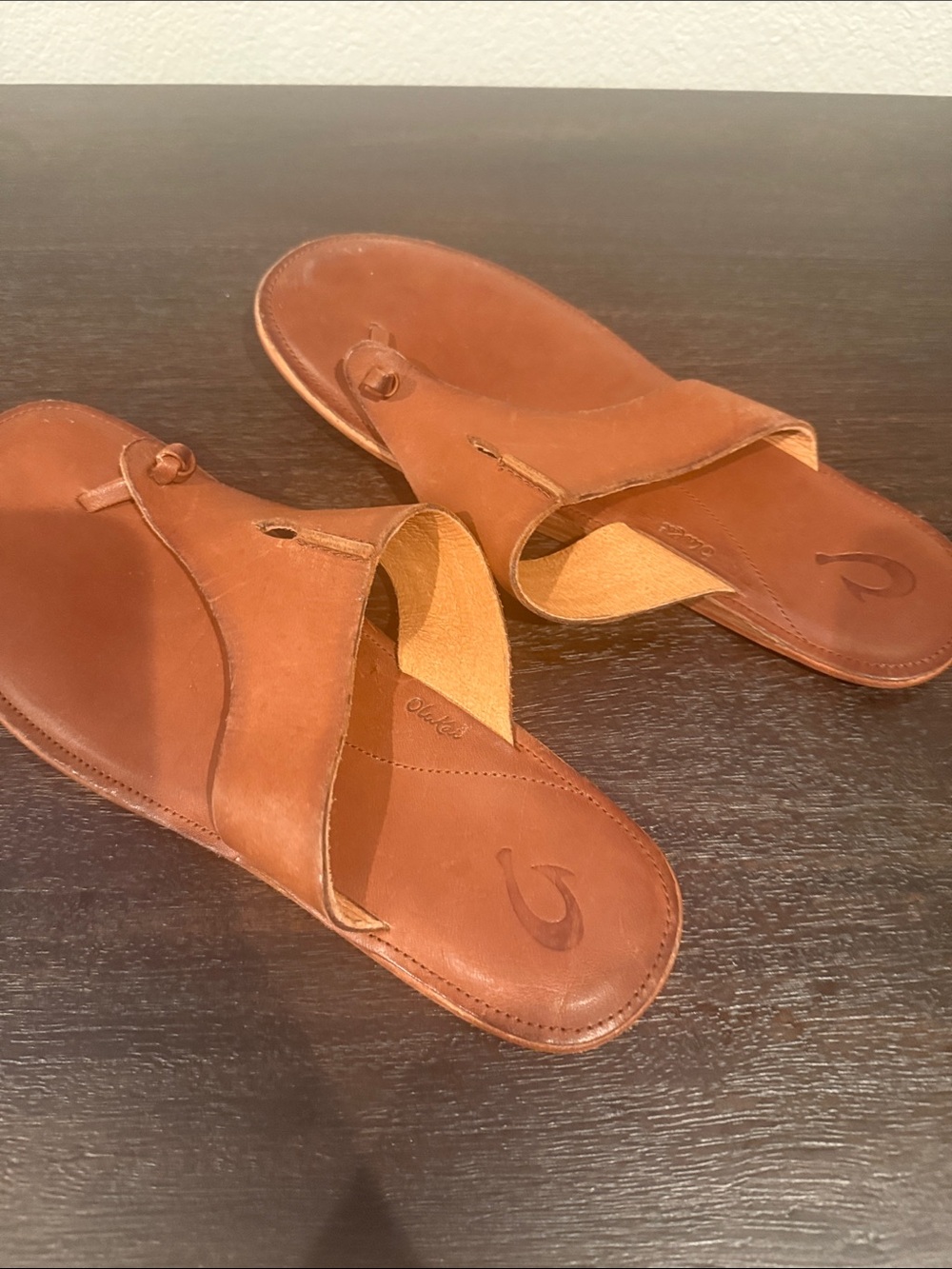 OluKai Women's Tan Leather Toe-Loop Slide Sandals. No flaws